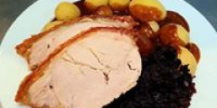 Flæskesteg m. kartofler, rødkål & skysauce
